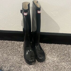 Woman’s Black glossy hunter boot